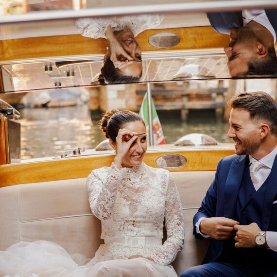Sposi dopo il matrimonio scherzano in taxi acqueo