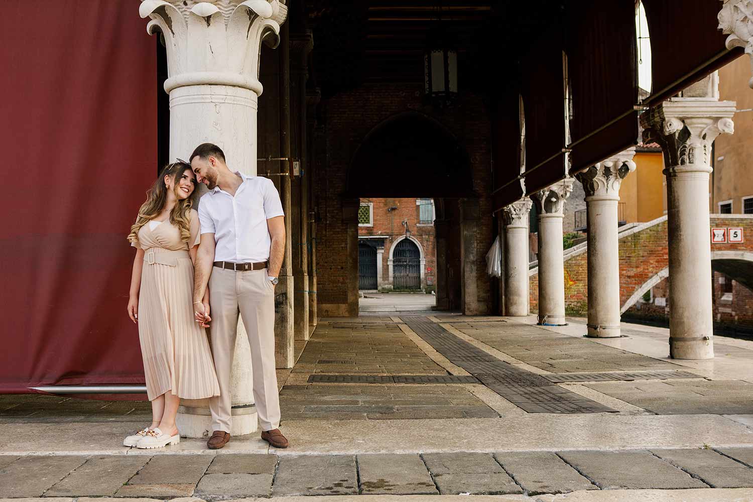 I Migliori Outfit per un Servizio Fotografico di Coppia a Venezia: Estate e Inverno