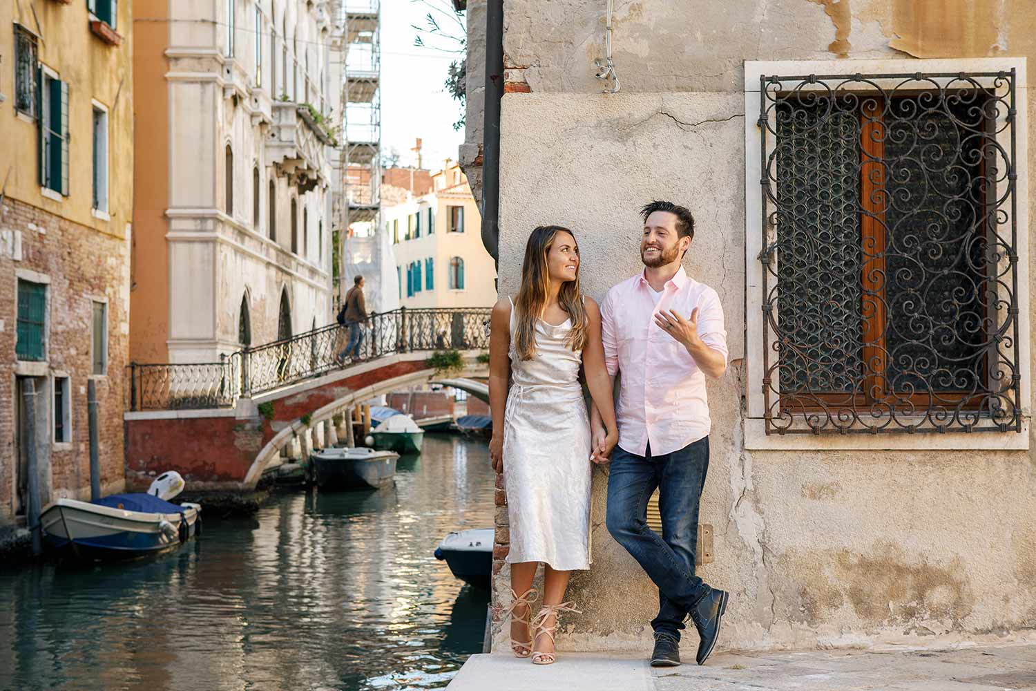 Coppia con un look casual in estate a Venezia