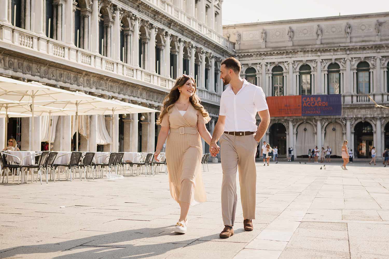 Coppia elegante in estate a Venezia