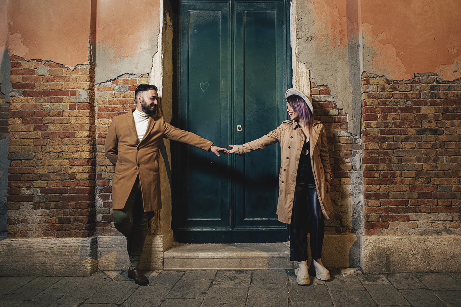 Coppia elegante in inverno a Venezia