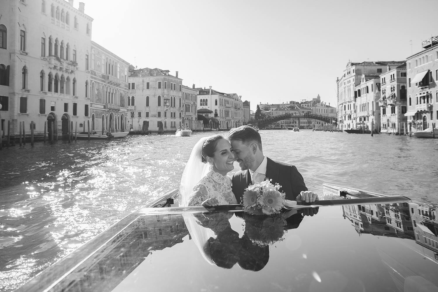 Fotografo di matrimonio a Venezia - Coppia copia in taxi